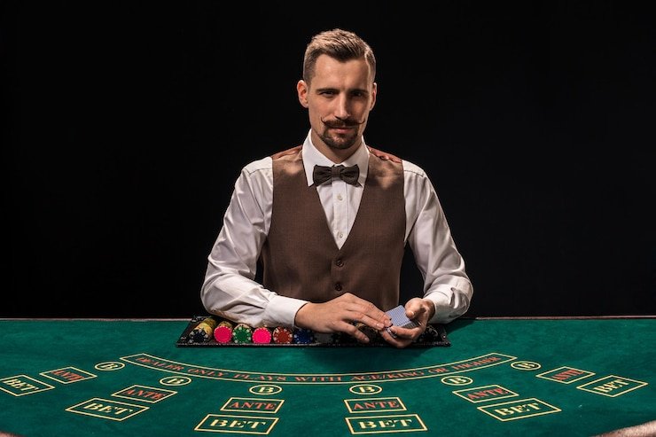 Dealer casino live sedang membagikan kartu permainan blackjack
