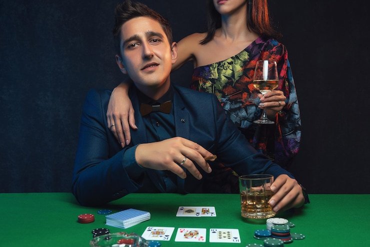 Dealer baccarat profesional melayani permainan live baccarat dengan suara dan video high definition